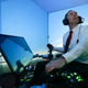 Foto: Gene Lee en los controles del simulador de vuelo. Crédito: Lisa Ventre / Universidad de Cincinnati.